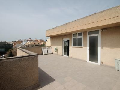 Dachwohnung mit Terrasse auf Garagengeschoss und Abstellraum
