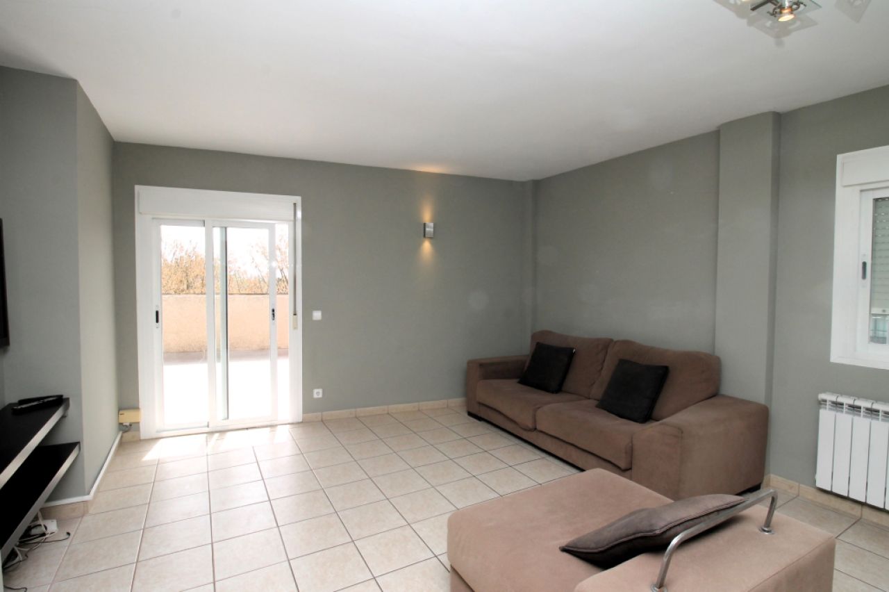 Dachwohnung mit Terrasse auf Garagengeschoss und Abstellraum