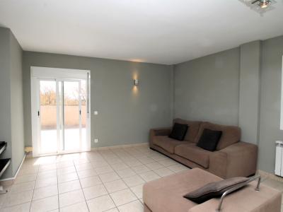 Dachwohnung mit Terrasse auf Garagengeschoss und Abstellraum