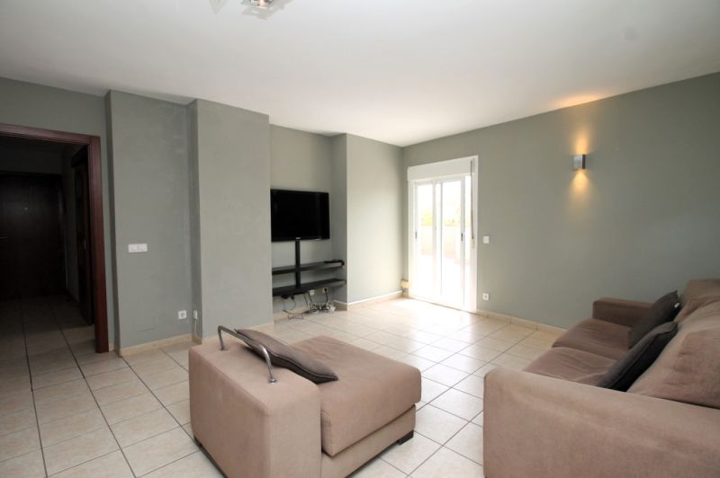 Dachwohnung mit Terrasse auf Garagengeschoss und Abstellraum