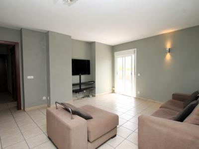 Dachwohnung mit Terrasse auf Garagengeschoss und Abstellraum