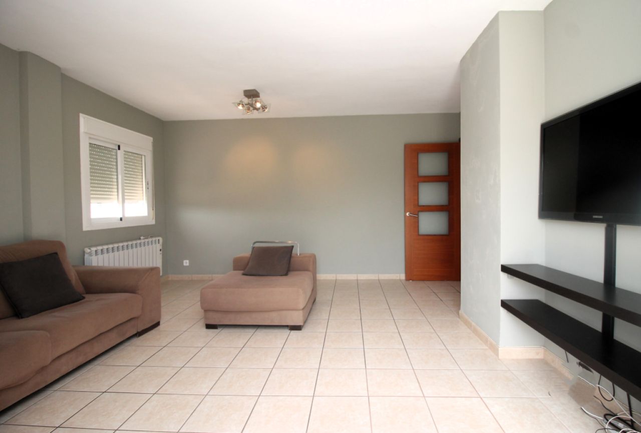 Dachwohnung mit Terrasse auf Garagengeschoss und Abstellraum