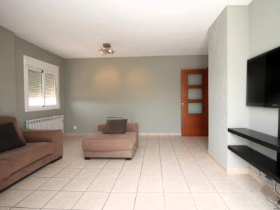 Dachwohnung mit Terrasse auf Garagengeschoss und Abstellraum