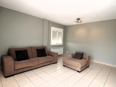 Dachwohnung mit Terrasse auf Garagengeschoss und Abstellraum