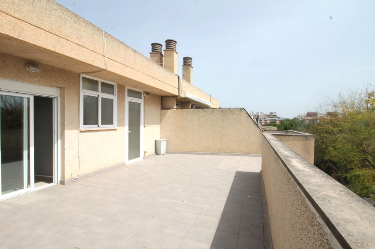 Dachwohnung mit Terrasse auf Garagengeschoss und Abstellraum