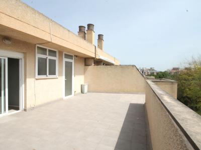 Dachwohnung mit Terrasse auf Garagengeschoss und Abstellraum