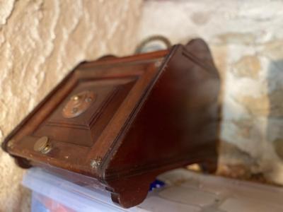 Cajita de madera antigua decorativa que se abre