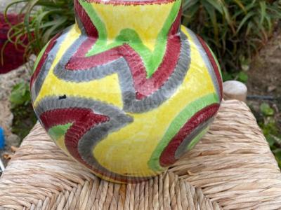 Jarrón decorativo antiguo de barro esmaltado