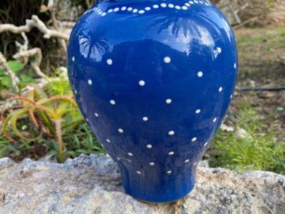 DEKO Blumenvase gross Ton glasiert blau mit weissen Punkten