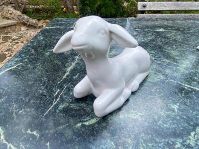 DEKO kleines Schaf liegend Porzellan