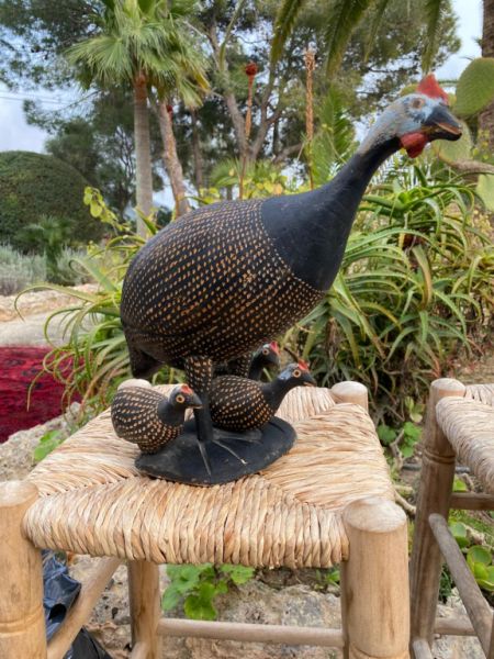 FAMILIA DECORATIVA de gallinas de Guinea, madera alta pintada