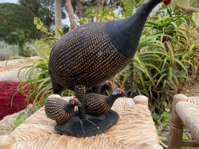 FAMILIA DECORATIVA de gallinas de Guinea, madera alta pintada
