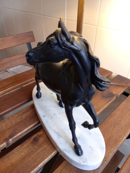 Lámpara decorativa de bronce caballo – Lámpara de mesa sobre base de mármol de Carrara de propiedad aristocrática.