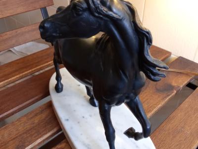 Lámpara decorativa de bronce caballo – Lámpara de mesa sobre base de mármol de Carrara de propiedad aristocrática.