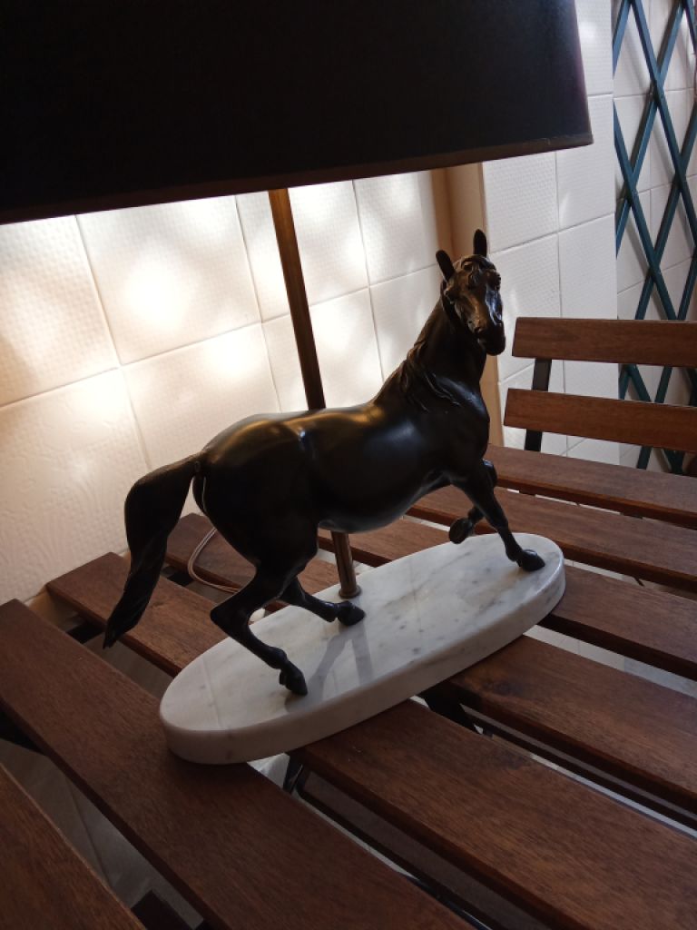 Lámpara decorativa de bronce caballo – Lámpara de mesa sobre base de mármol de Carrara de propiedad aristocrática.