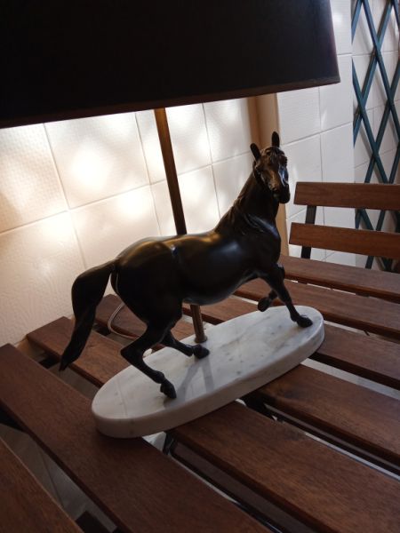 Lámpara decorativa de bronce caballo – Lámpara de mesa sobre base de mármol de Carrara de propiedad aristocrática.