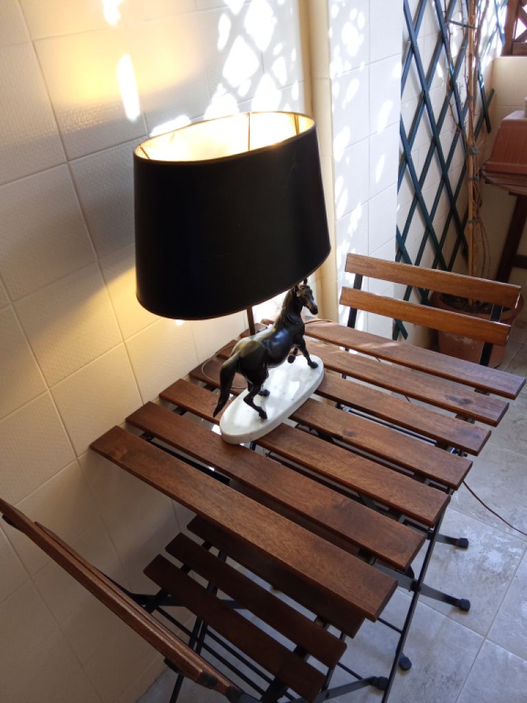 Lámpara decorativa de bronce caballo – Lámpara de mesa sobre base de mármol de Carrara de propiedad aristocrática.