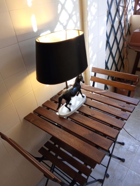 Lámpara decorativa de bronce caballo – Lámpara de mesa sobre base de mármol de Carrara de propiedad aristocrática.