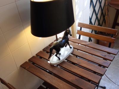 Lámpara decorativa de bronce caballo – Lámpara de mesa sobre base de mármol de Carrara de propiedad aristocrática.