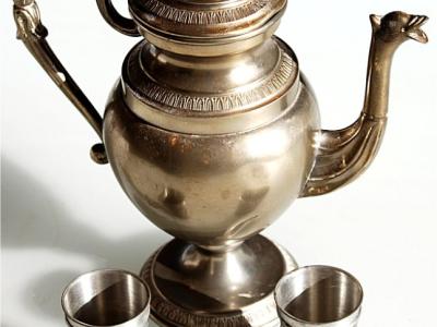 dekorative Zinn Kanne mit zwei kleinen Bechern, hochwertig