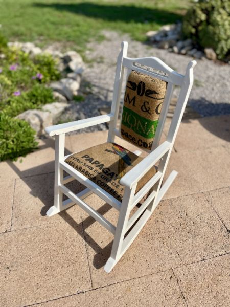 Dekorativer antiker Kinderschaukelstuhl mit Kaffeesack bezogen