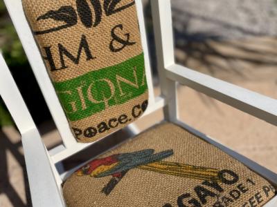 Dekorativer antiker Kinderschaukelstuhl mit Kaffeesack bezogen