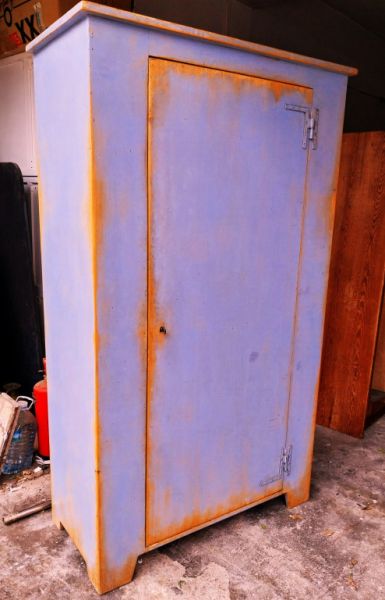 Dekorativer Vollholzschrank