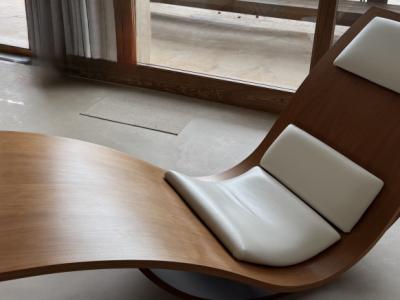 Tumbona de diseño en madera maciza