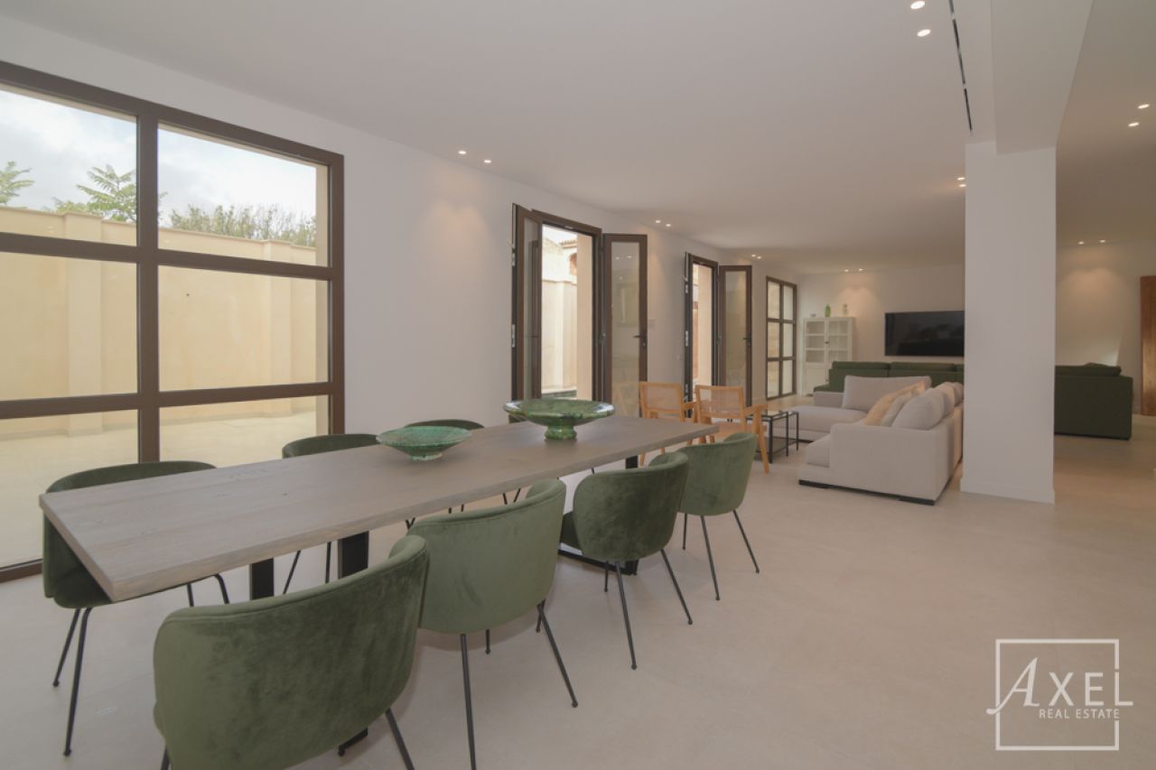 Dieses charmante Landhaus vereint modernen Wohnkomfort mit mediterranem Flair und bietet großzügigen