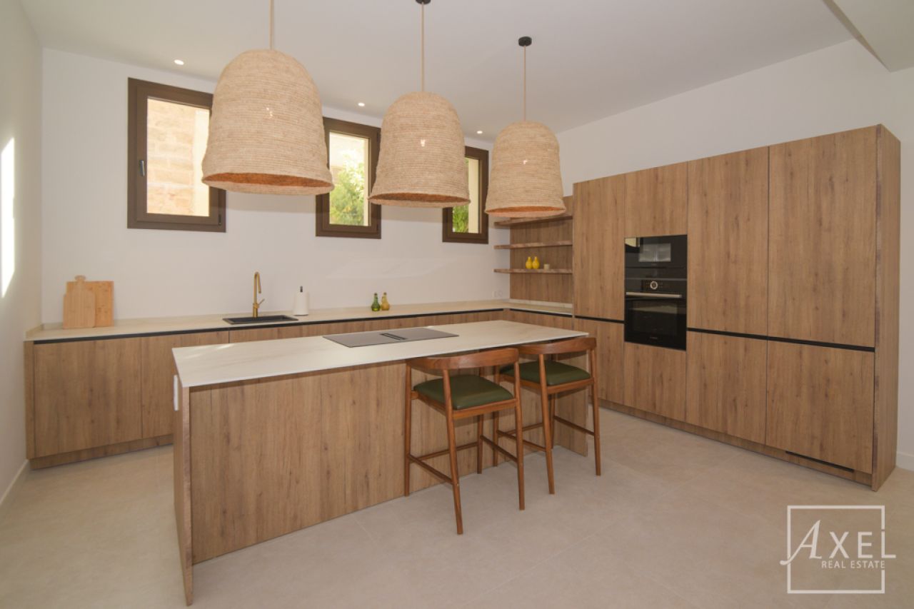 Dieses charmante Landhaus vereint modernen Wohnkomfort mit mediterranem Flair und bietet großzügigen