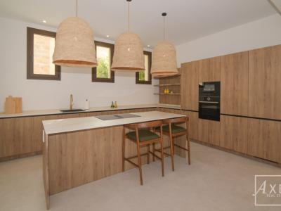 Dieses charmante Landhaus vereint modernen Wohnkomfort mit mediterranem Flair und bietet großzügigen