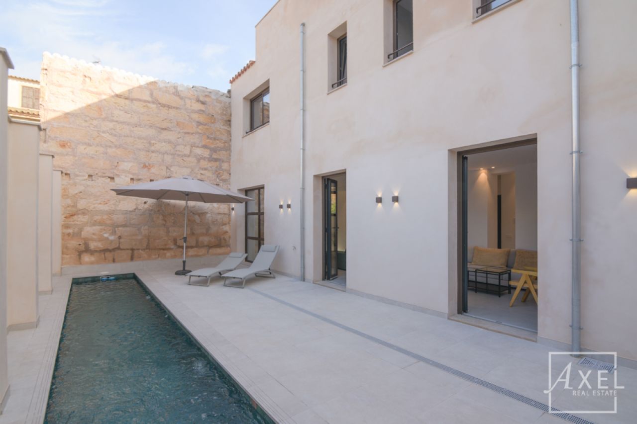 Dieses charmante Landhaus vereint modernen Wohnkomfort mit mediterranem Flair und bietet großzügigen