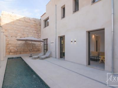 Dieses charmante Landhaus vereint modernen Wohnkomfort mit mediterranem Flair und bietet großzügigen