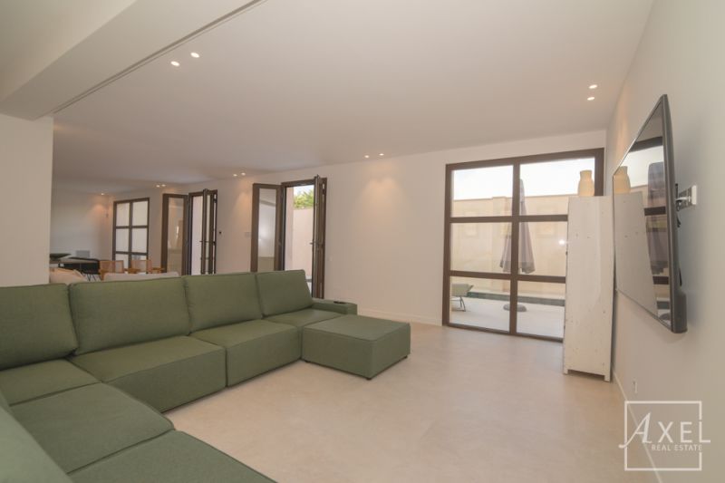 Dieses charmante Landhaus vereint modernen Wohnkomfort mit mediterranem Flair und bietet großzügigen