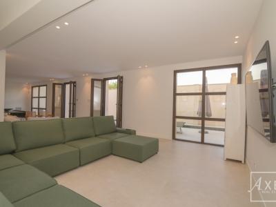 Dieses charmante Landhaus vereint modernen Wohnkomfort mit mediterranem Flair und bietet großzügigen