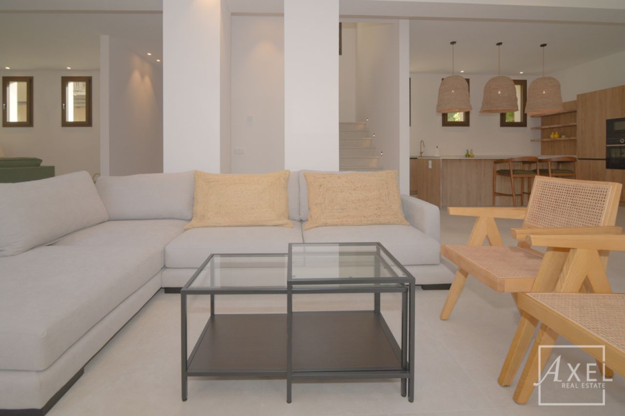 Dieses charmante Landhaus vereint modernen Wohnkomfort mit mediterranem Flair und bietet großzügigen