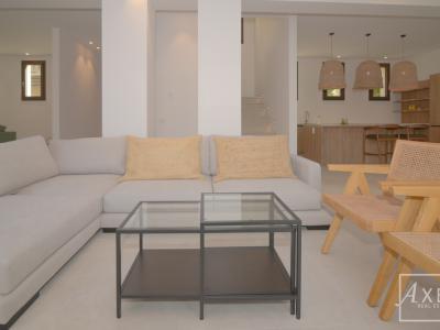 Dieses charmante Landhaus vereint modernen Wohnkomfort mit mediterranem Flair und bietet großzügigen