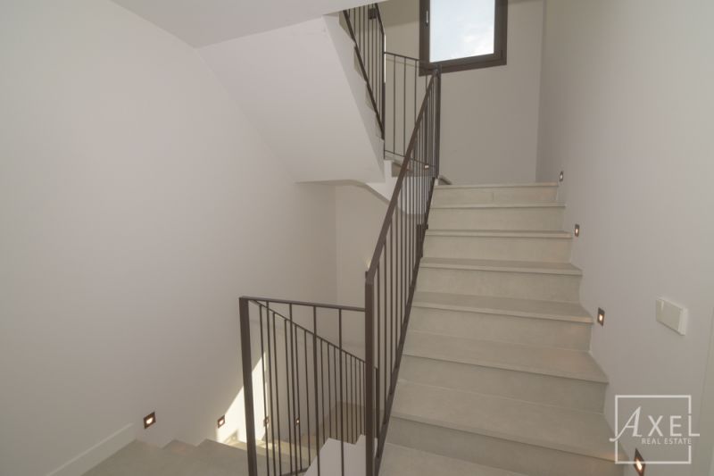 Dieses charmante Landhaus vereint modernen Wohnkomfort mit mediterranem Flair und bietet großzügigen