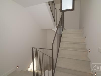 Dieses charmante Landhaus vereint modernen Wohnkomfort mit mediterranem Flair und bietet großzügigen