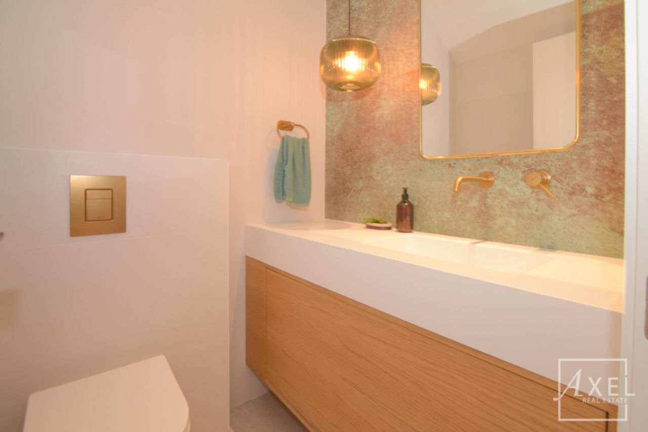 Dieses charmante Landhaus vereint modernen Wohnkomfort mit mediterranem Flair und bietet großzügigen