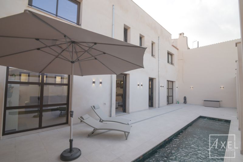 Dieses charmante Landhaus vereint modernen Wohnkomfort mit mediterranem Flair und bietet großzügigen