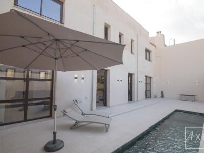 Dieses charmante Landhaus vereint modernen Wohnkomfort mit mediterranem Flair und bietet großzügigen