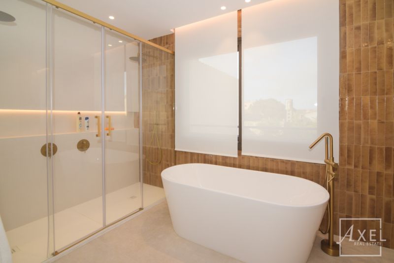 Dieses charmante Landhaus vereint modernen Wohnkomfort mit mediterranem Flair und bietet großzügigen