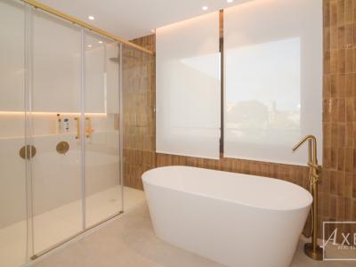 Dieses charmante Landhaus vereint modernen Wohnkomfort mit mediterranem Flair und bietet großzügigen