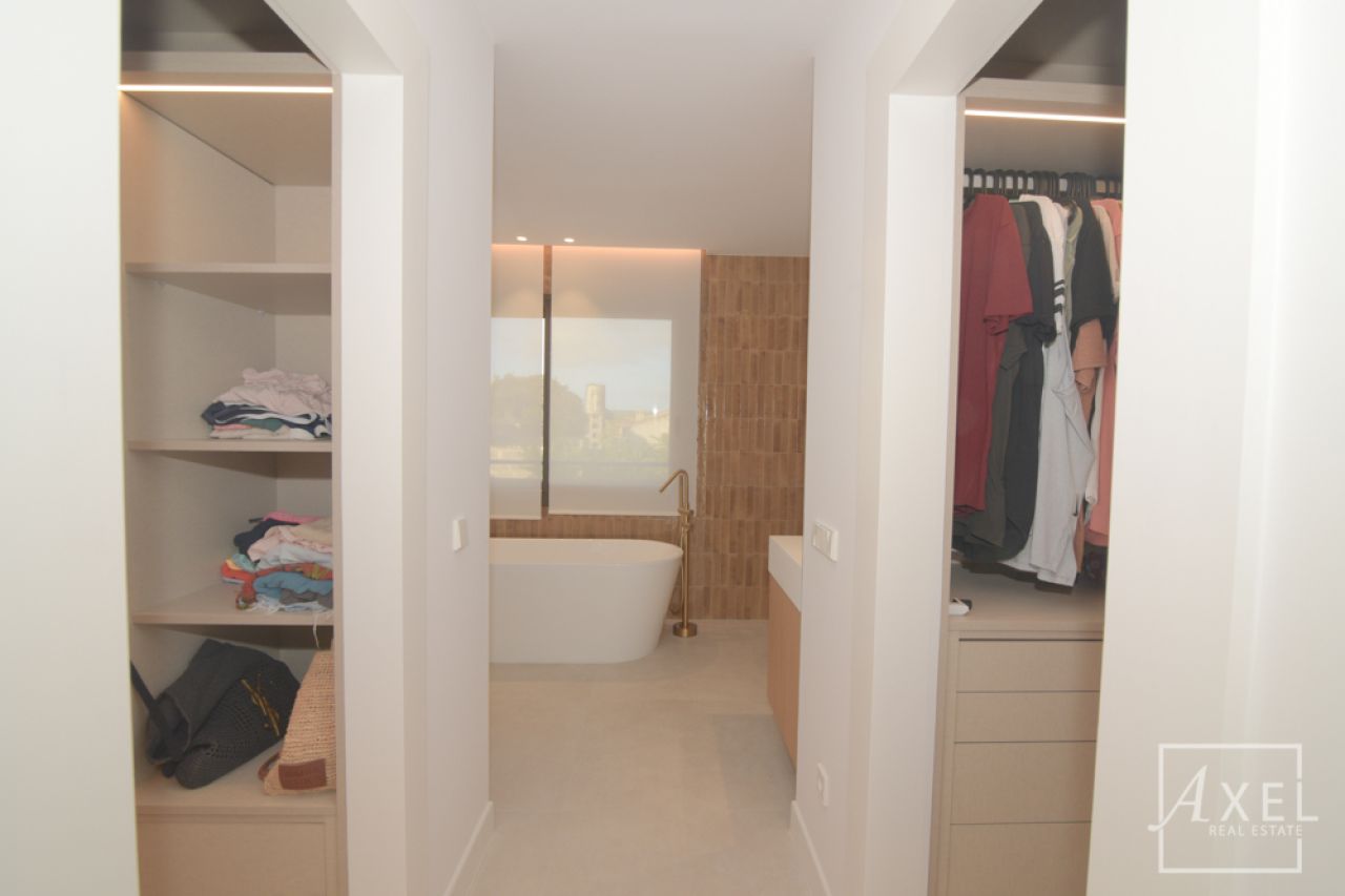 Dieses charmante Landhaus vereint modernen Wohnkomfort mit mediterranem Flair und bietet großzügigen