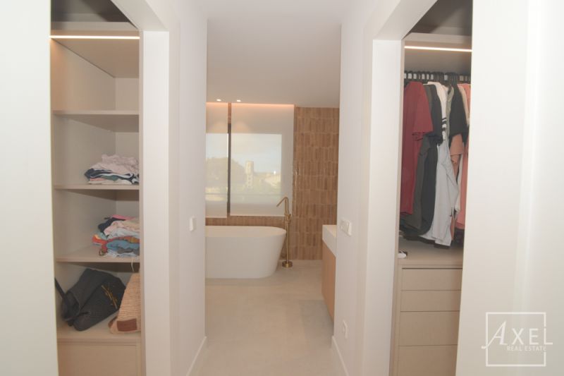 Dieses charmante Landhaus vereint modernen Wohnkomfort mit mediterranem Flair und bietet großzügigen