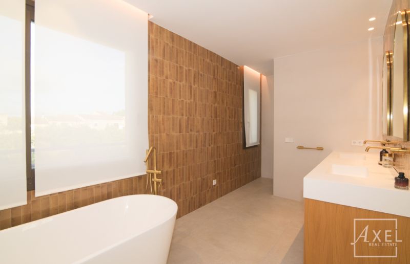 Dieses charmante Landhaus vereint modernen Wohnkomfort mit mediterranem Flair und bietet großzügigen