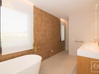 Dieses charmante Landhaus vereint modernen Wohnkomfort mit mediterranem Flair und bietet großzügigen