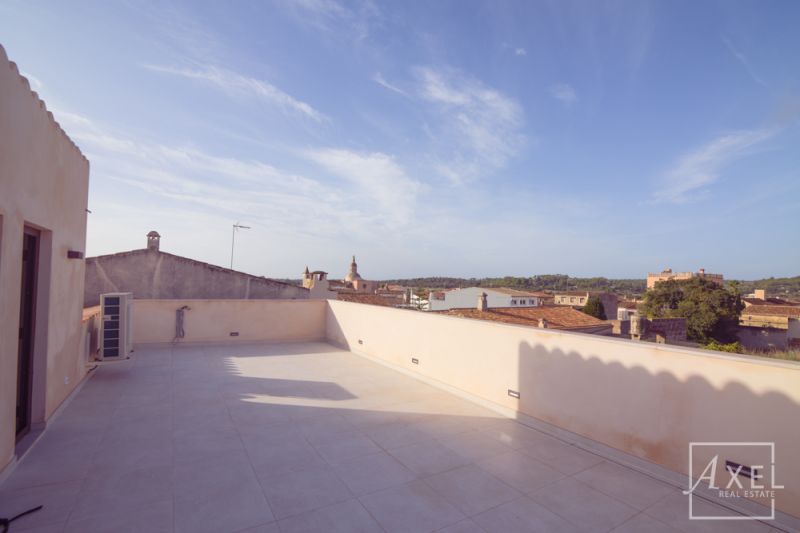 Dieses charmante Landhaus vereint modernen Wohnkomfort mit mediterranem Flair und bietet großzügigen