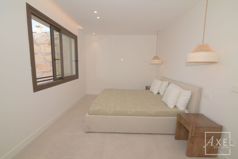 Dieses charmante Landhaus vereint modernen Wohnkomfort mit mediterranem Flair und bietet großzügigen